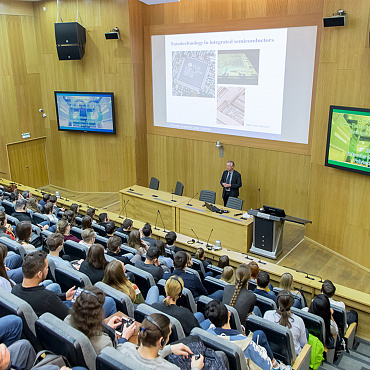 In the frameworks of the School of Young Scientists, the Professor of Leiden University, Yan M. van Ruitenbeek, delivered a lecture