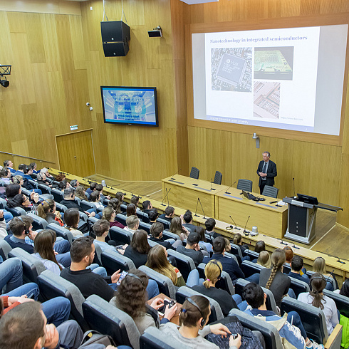 In the frameworks of the School of Young Scientists, the Professor of Leiden University, Yan M. van Ruitenbeek, delivered a lecture